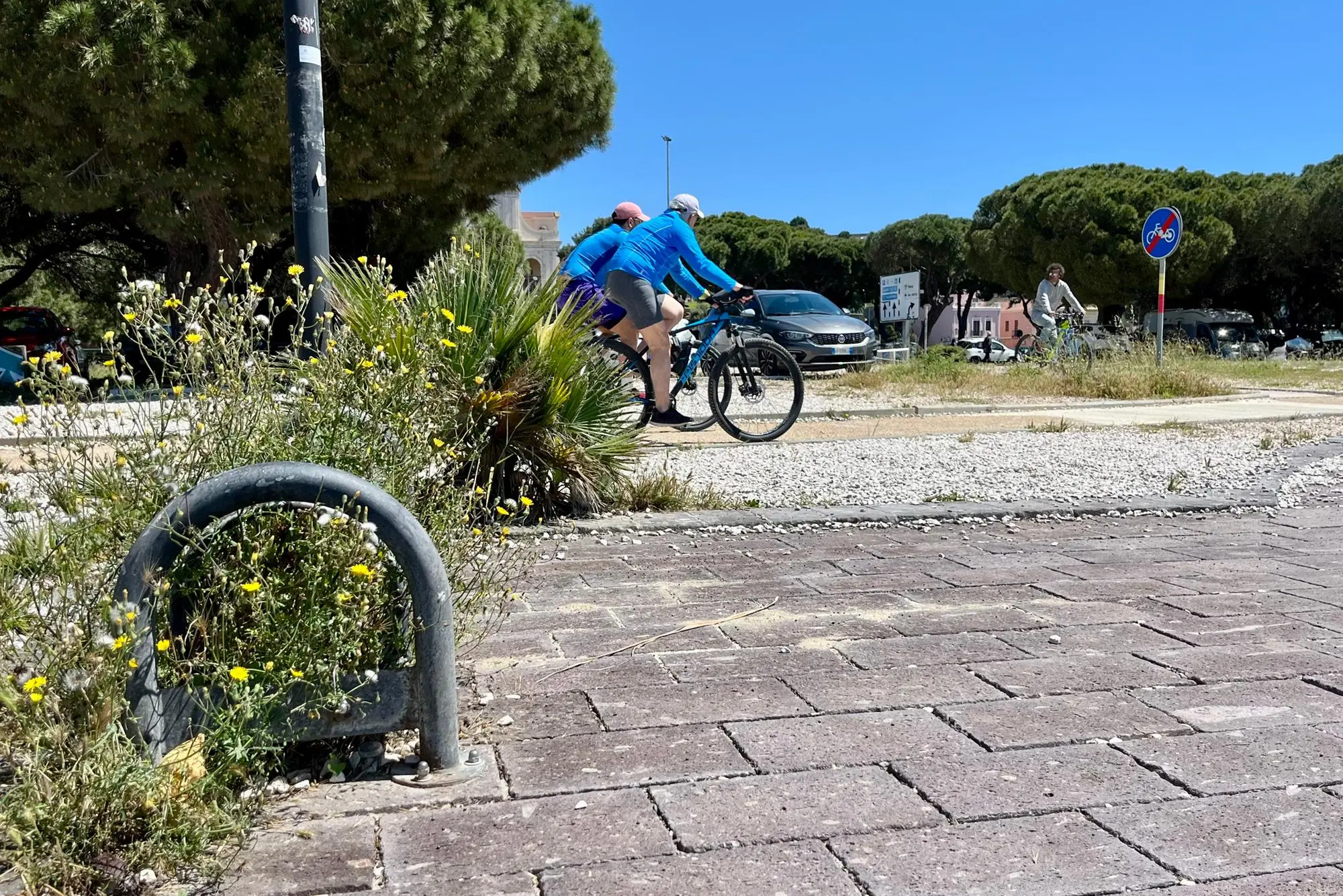 Cagliari, Su Siccu: ciclisti ed erbacce