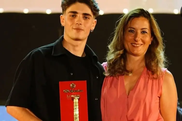 Andrea Arru con la Colonna d'Oro e una rappresentante della Spadafora Gioielli