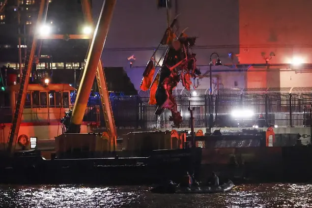 Il recupero dell'elicottero precipitato nel fiume Hudson a New York (foto Ansa)