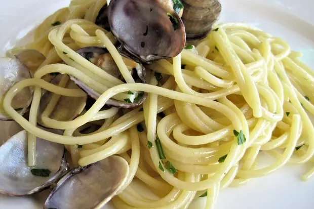 A plate of pasta with clams (Ansa)