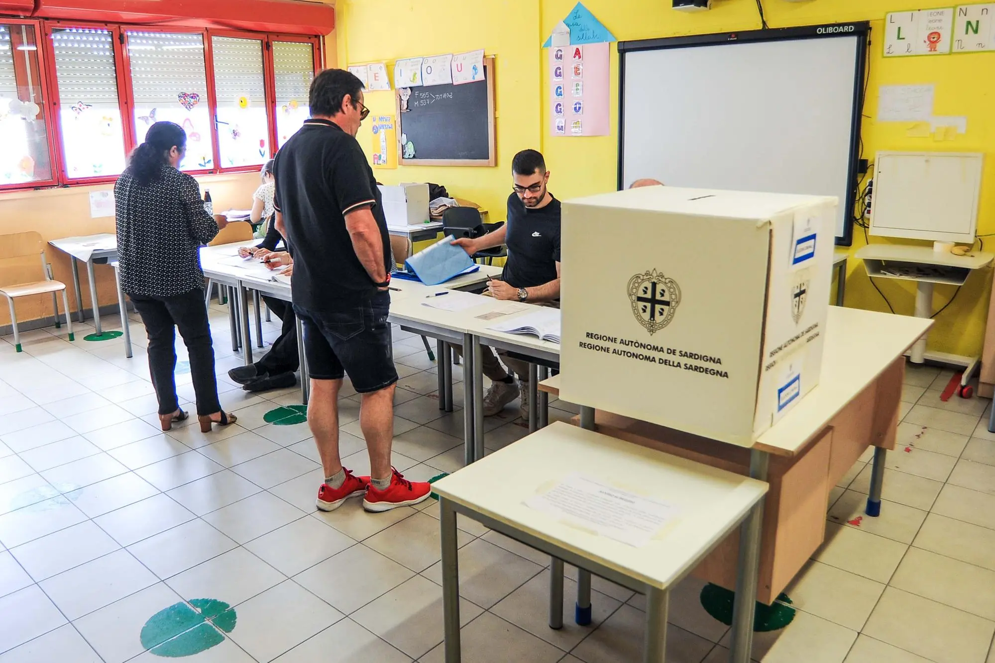 Elettori al voto in un seggio ad Assemini (foto Cucca)