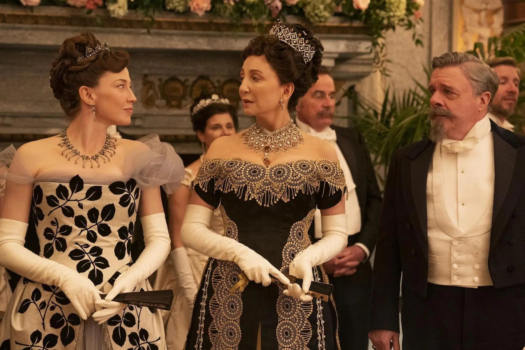 Una scena di The Gilded Age, da sinistra Bertha Russell (Carrie Coon) e Carolin Astor (Donna Murphy)
