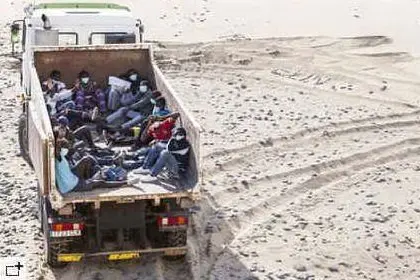 I migranti sul camion della spazzatura (foto da El Pais)