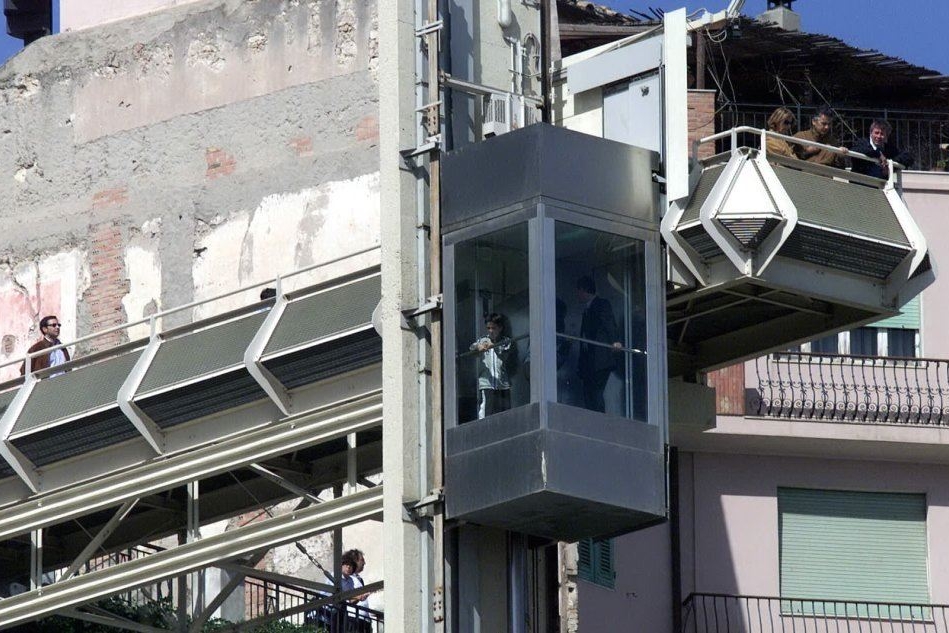 L'ascensore panoramico si blocca, turisti intrappolati per un'ora