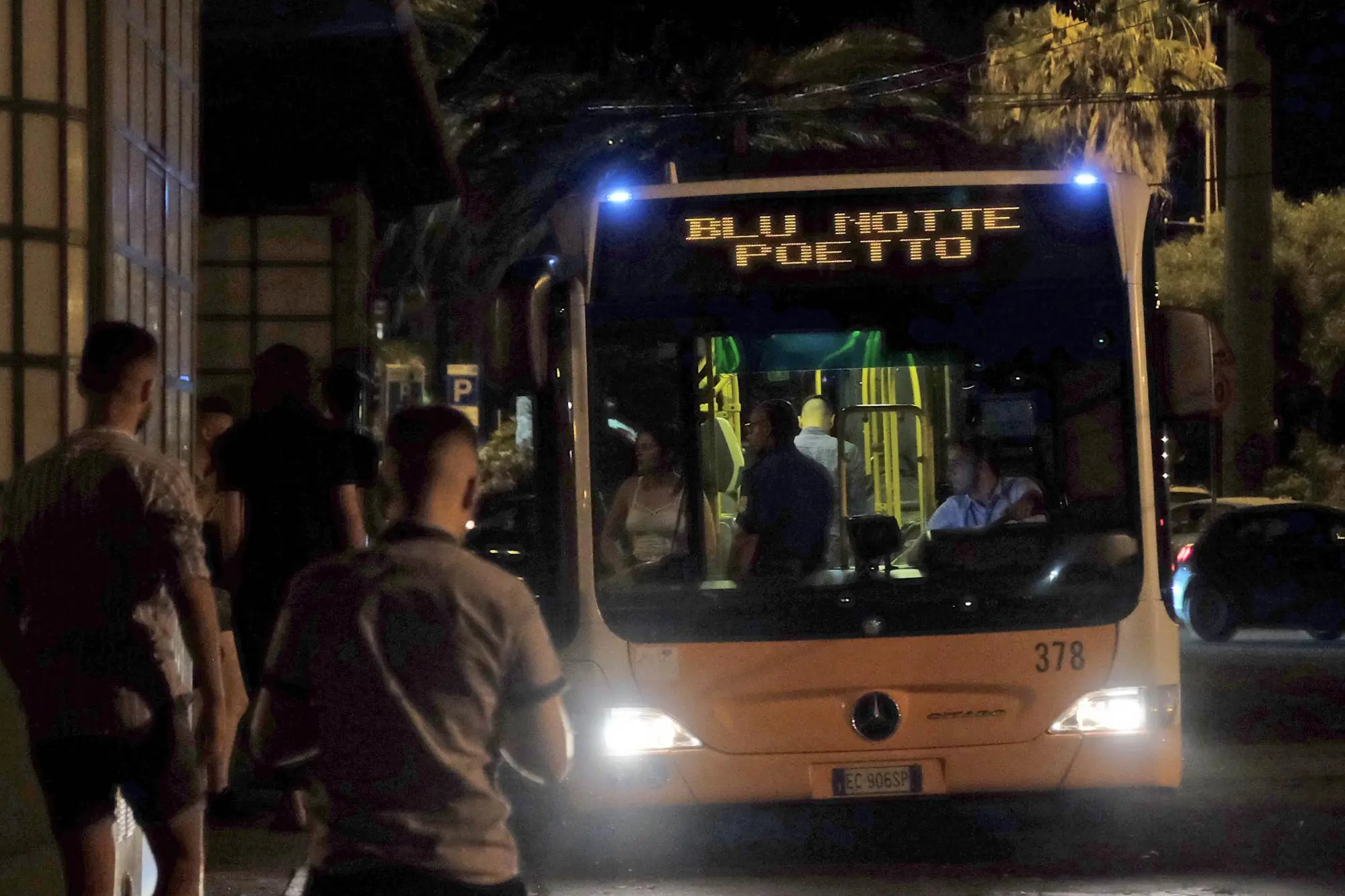 Un bus in viaggio di notte a Cagliari