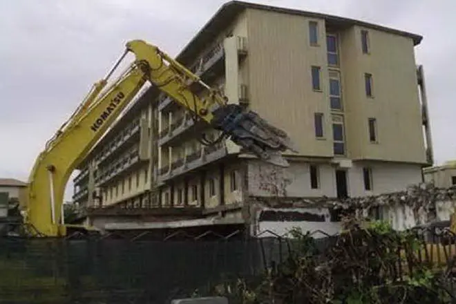 Una ruspa demolisce il bar dell'hotel Mediterraneo