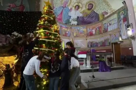 A Gaza i bambini palestinesi decorano l'albero di Natale