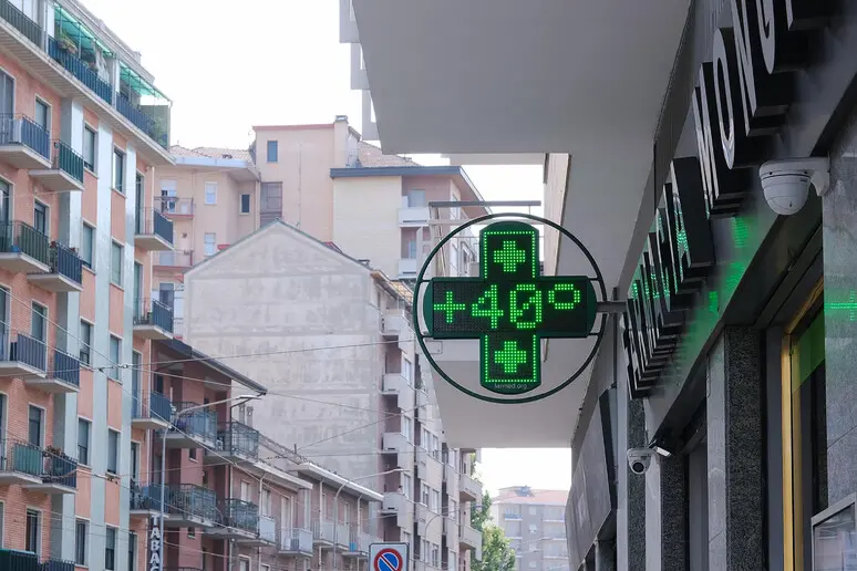 L'insegna luminosa di una farmacia segna 40 gradi (Archivio)