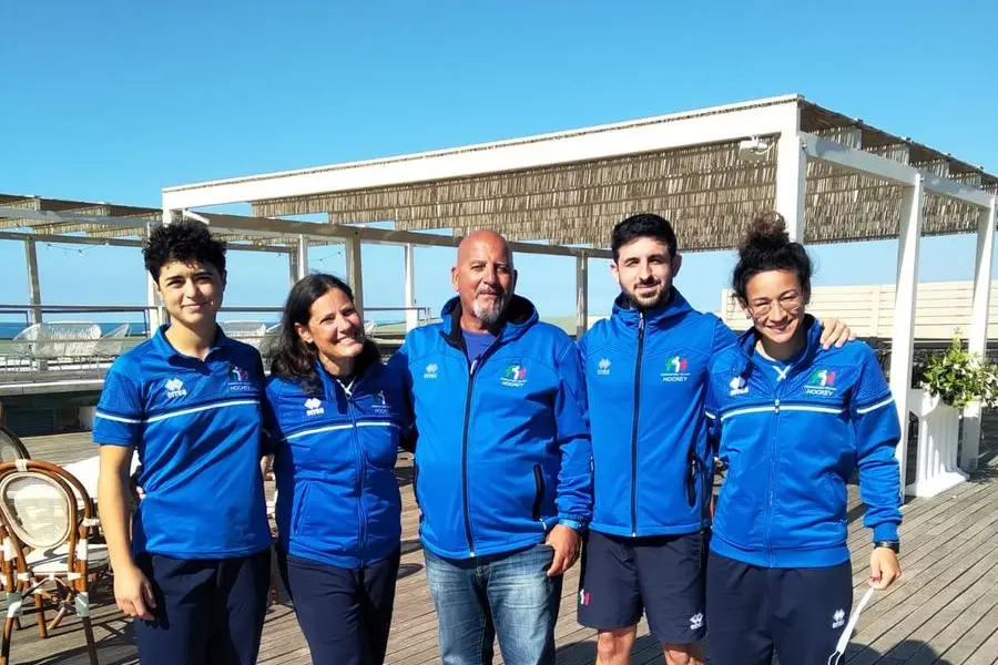 比萨的撒丁岛运动员和技术人员，在女子国家队会议上。从左至右 Giorgia Piras、Roberta Lilliu、Roberto Carta、Daniele Desogus 和 Federica Carta。 （照片由国家队提供）