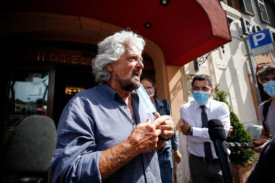 Beppe Grillo e l’obbligo vaccinale: “Evoca immagini orwelliane”