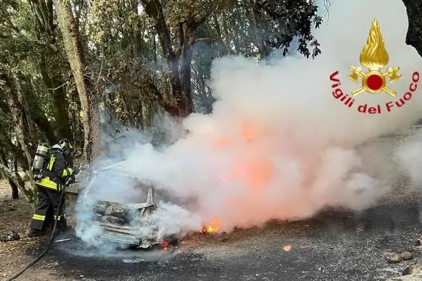 L'auto in fiamme (foto Vigili del fuoco)