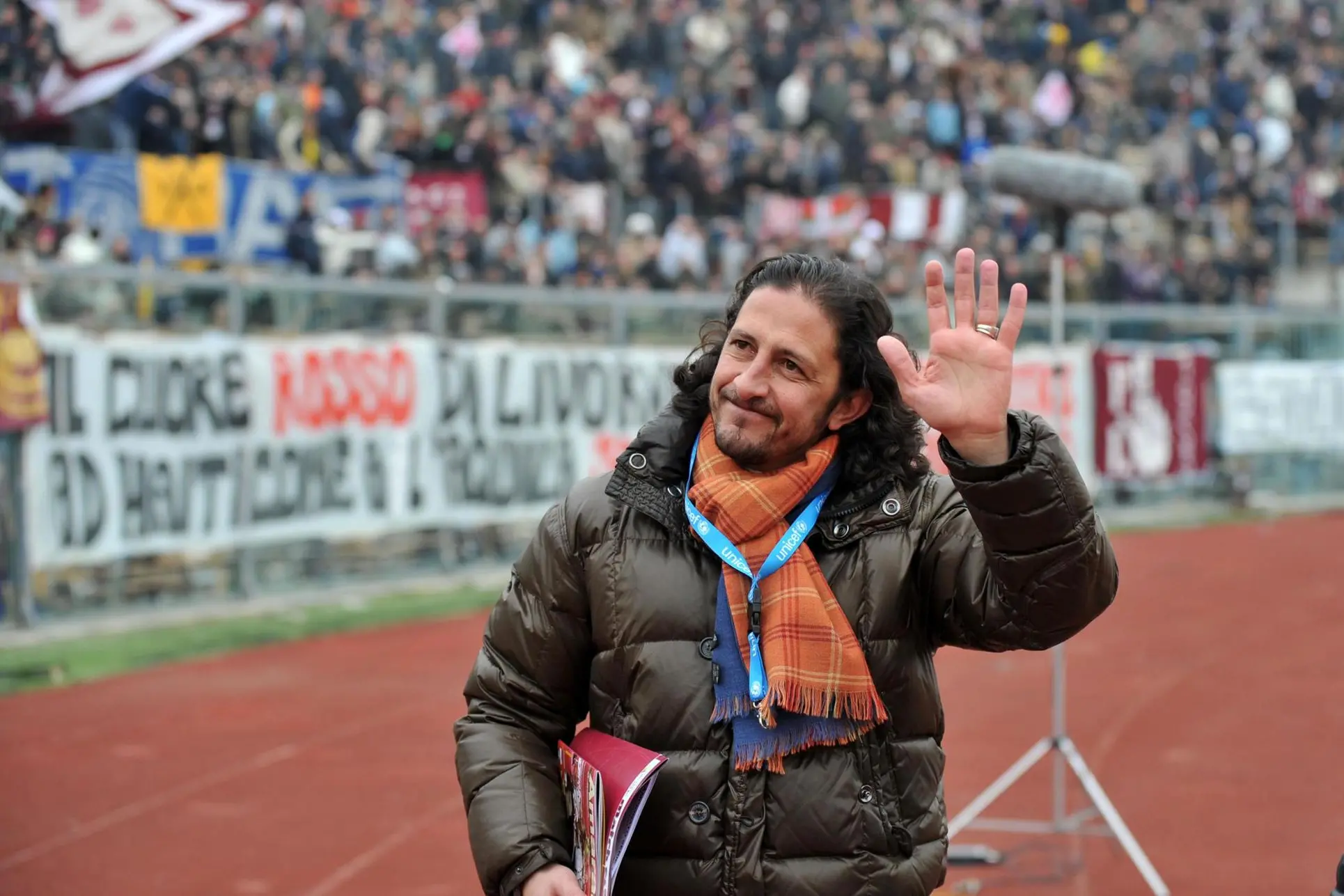 Igor Protti saluta la curva del Livorno (foto Ansa)