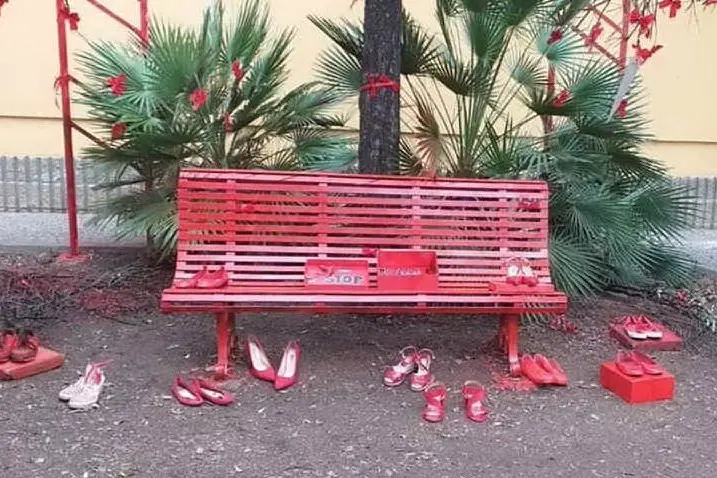 La scuola media Dante Alighieri di Selargius ha inaugurato una panchina rossa, simbolo della lotta alla violenza sulle donne, realizzata da studenti e studentesse (foto Margherita Sulas)