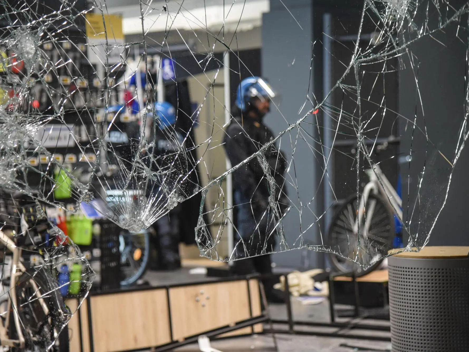 Ordine pubblico, arriva il decreto: fermo preventivo per i minori, stop all’aggregazione per i violenti e arresto differito Uno dei negozi distrutti durante gli scontri a Milano (foto Ansa)