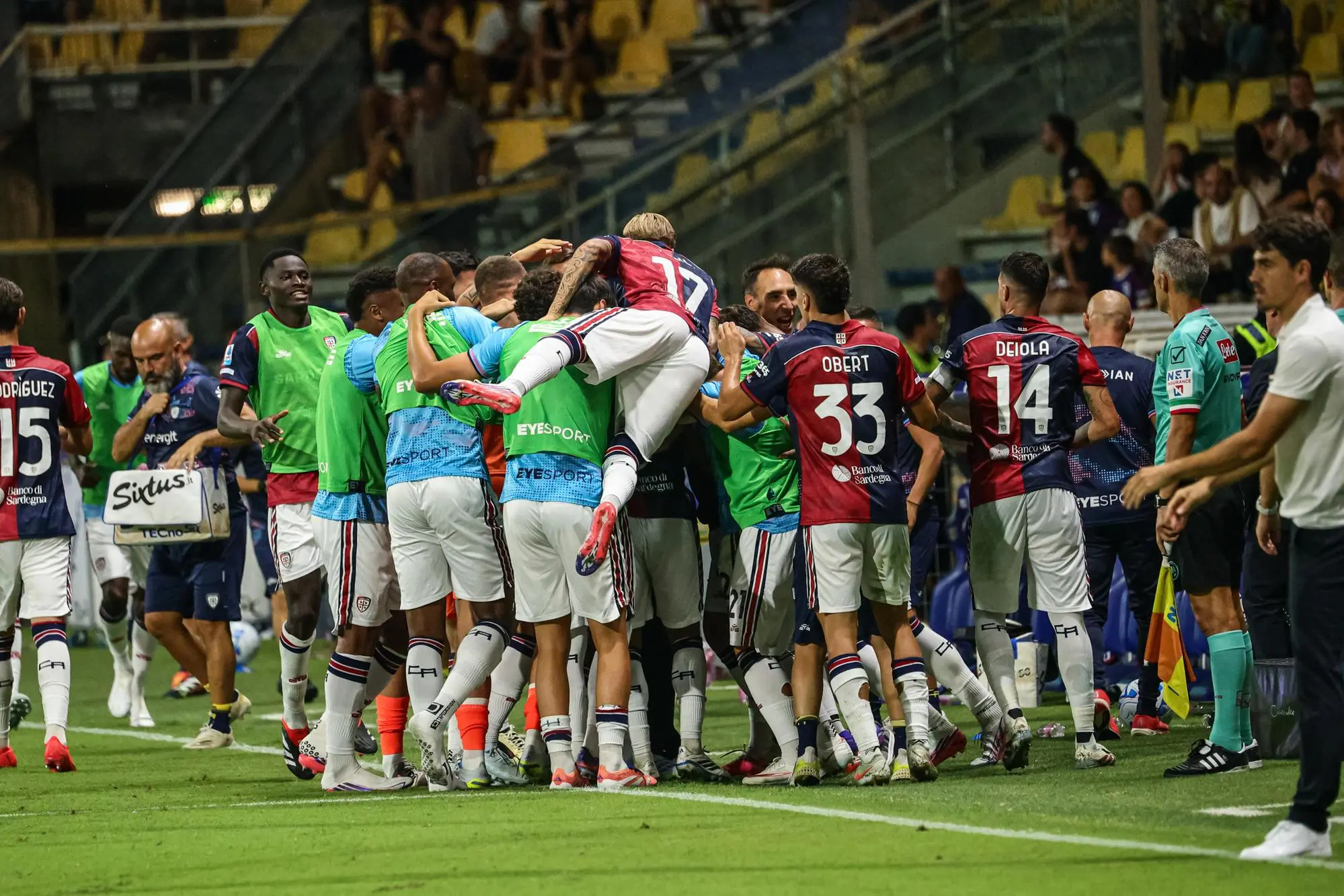 Il Cagliari esulta per il gol di Alessandro Romano valso la vittoria a Parma (foto Ansa)