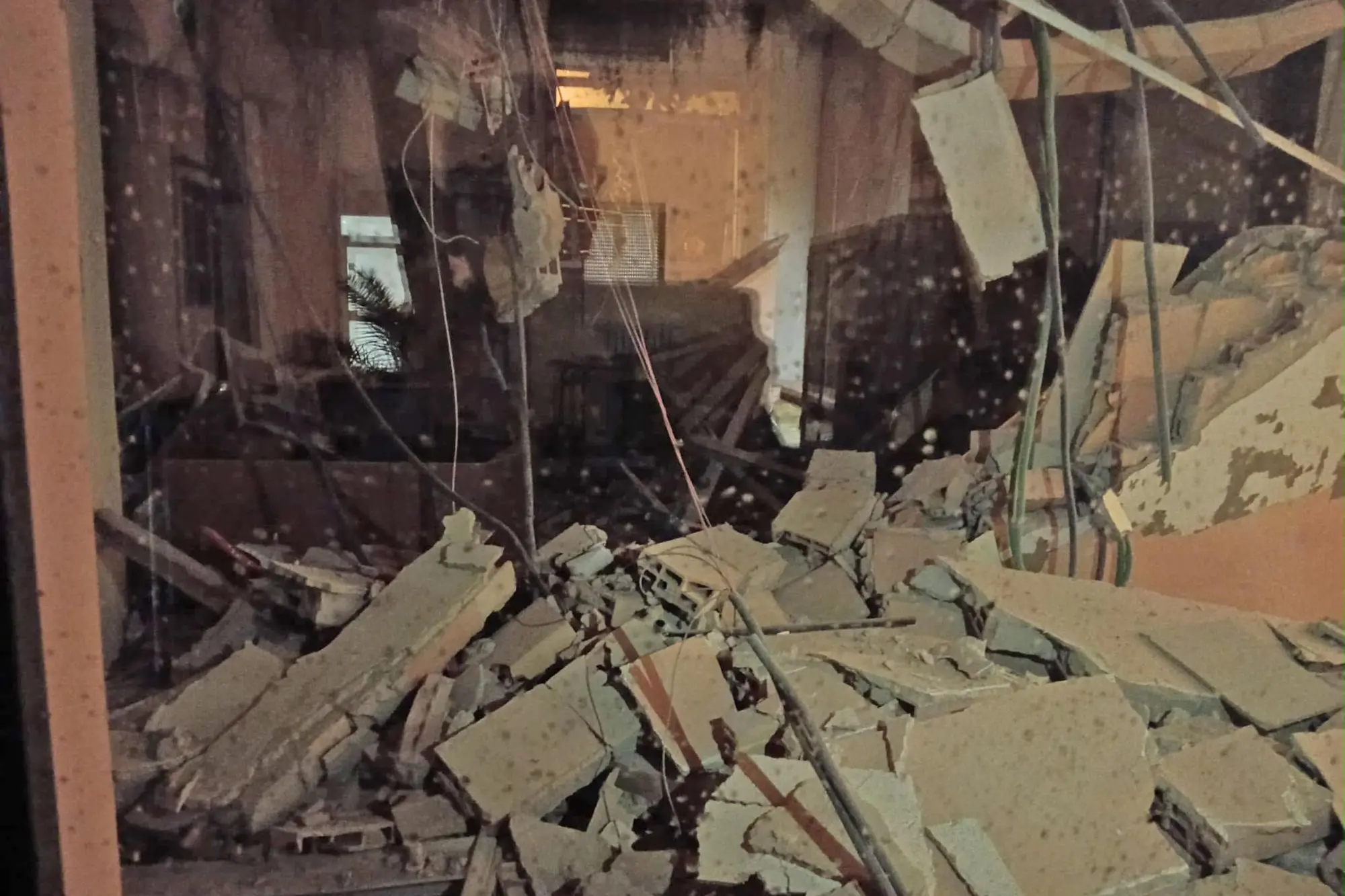 La struttura devastata dalla violenta esplosione nel Foggiano (foto Ansa)
