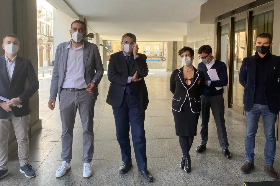 Da sinistra Michele Ciusa (M5s), Eugenio Lai (LeU), Gianfranco Ganau (Pd), Desirè Manca (M5s), Francesco Agus (Progressisti), Massimo Zedda (Progressisti) (foto Murgia)