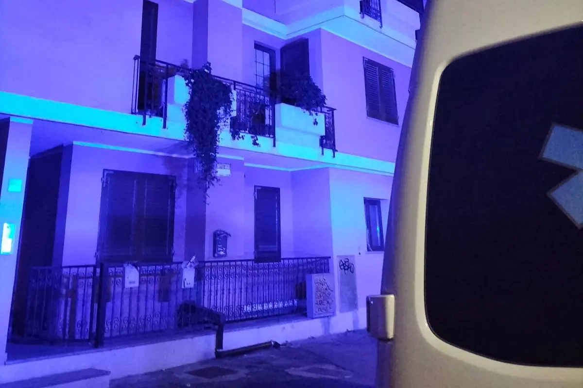 La casa di via Aristana in cui è stato ritrovato senza vita il corpo del 68enne (foto Pinna)