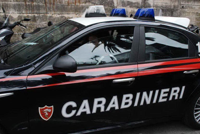 Non si ferma all'alt del carabiniere: fugge a piedi e precipita in un dirupo