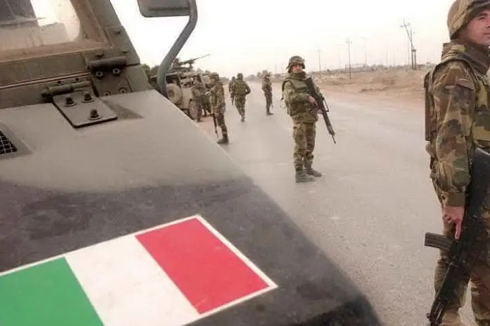 Militari italiani in missioni estere (Ansa)