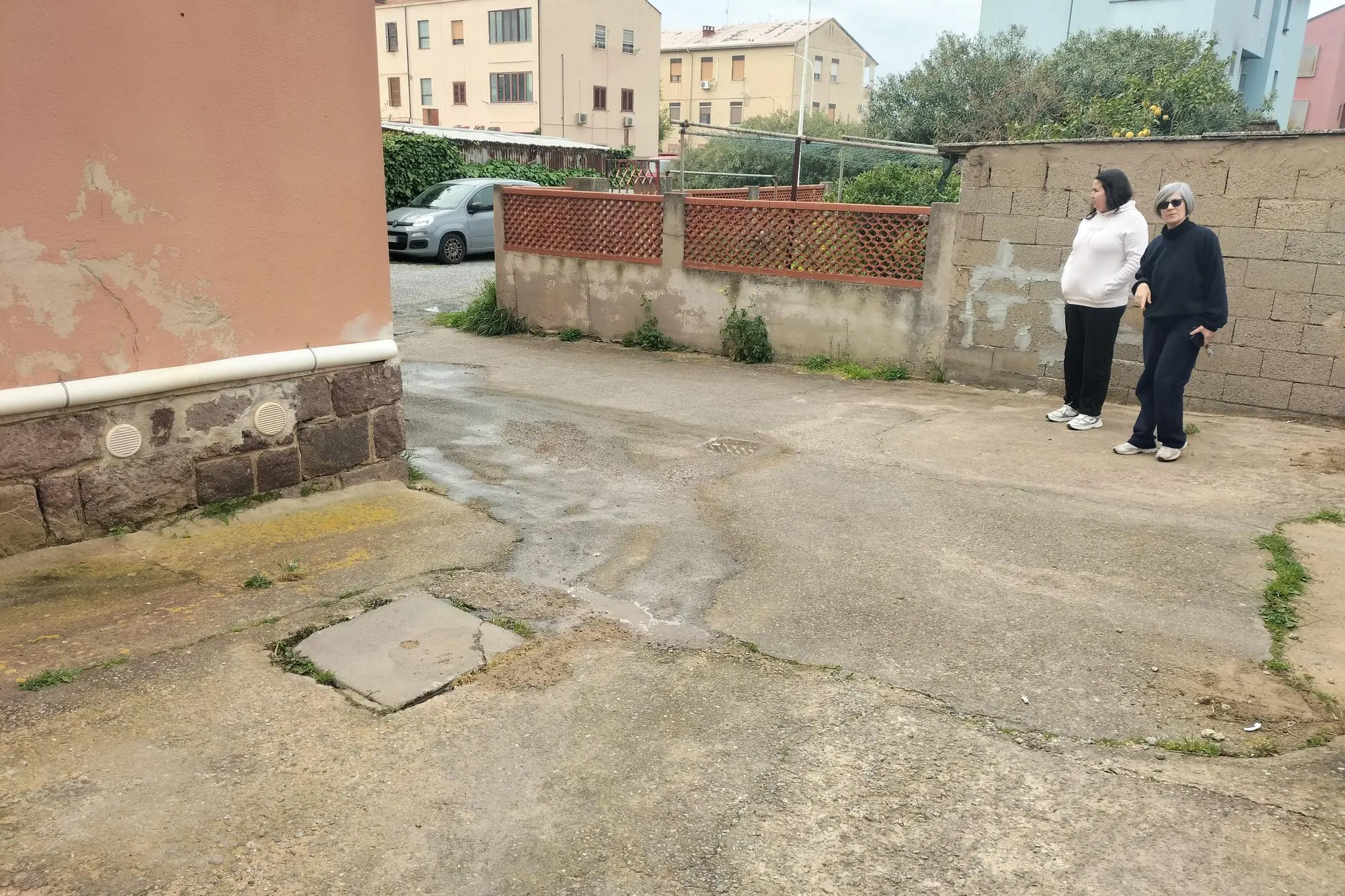 La perdita fognaria fra i palazzi di via Pascoli. (foto a.s.)