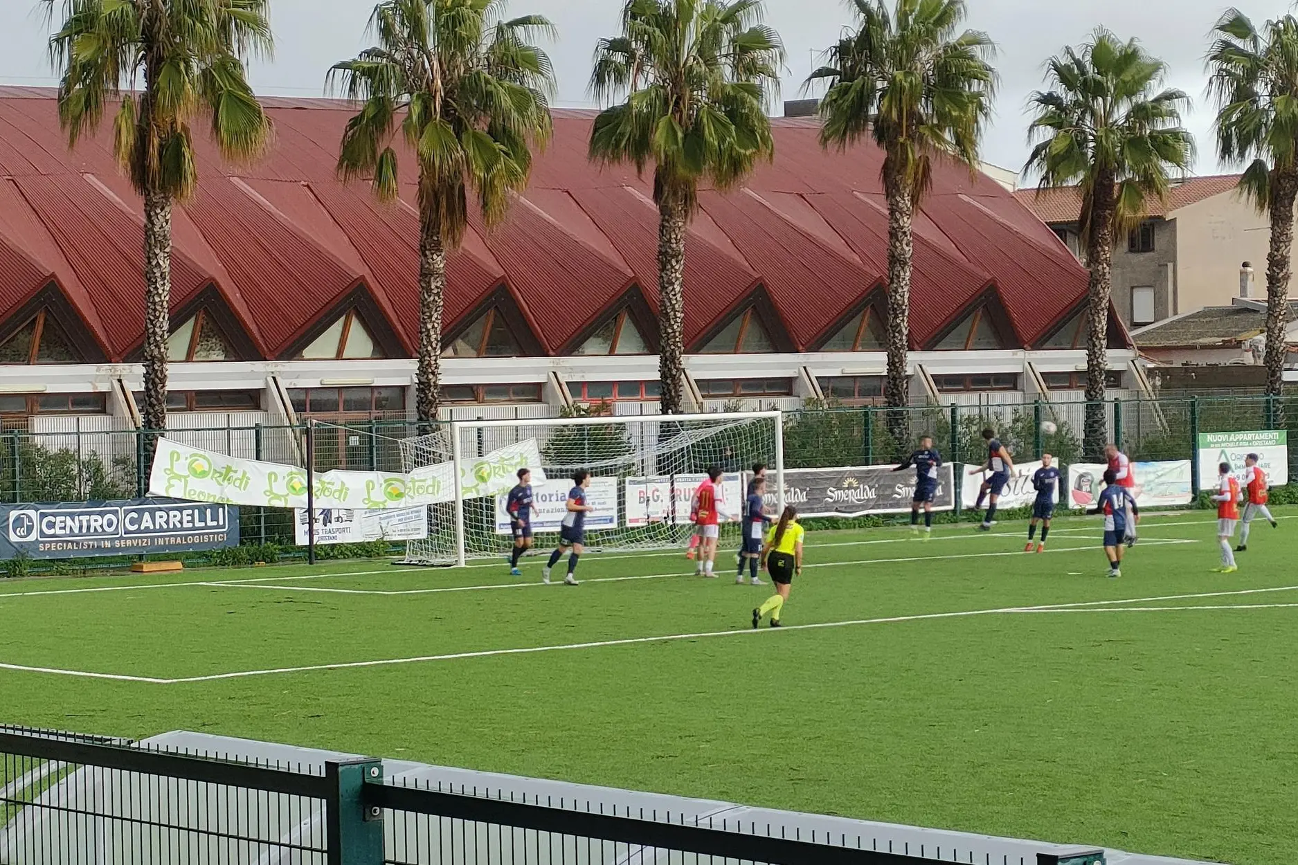 Un'azione d'attacco della Tharros nell'area dell'Atletico Cagliari (foto di Giacomo Pala)