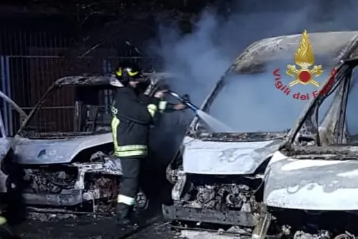 I furgoni incendiati (Foto: Vigili del fuoco)