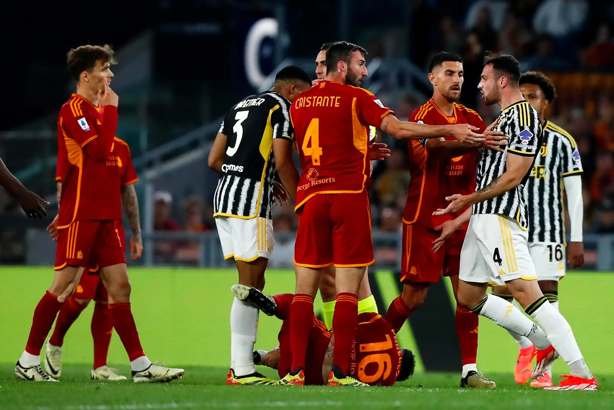 JuventusÕ players (L) argues with RomaÕs players (R) during the Italian Serie A soccer match AS Roma vs Juventus FC at Olimpico stadium in Rome, Italy, 05 May 2024. ANSA/ANGELO CARCONI