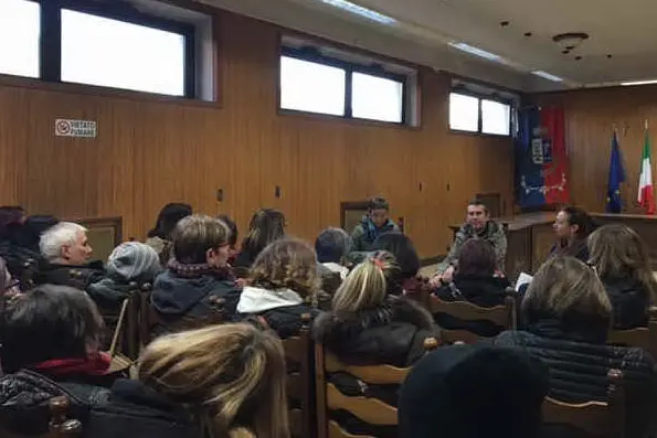 La protesta dei lavoratori in Comune