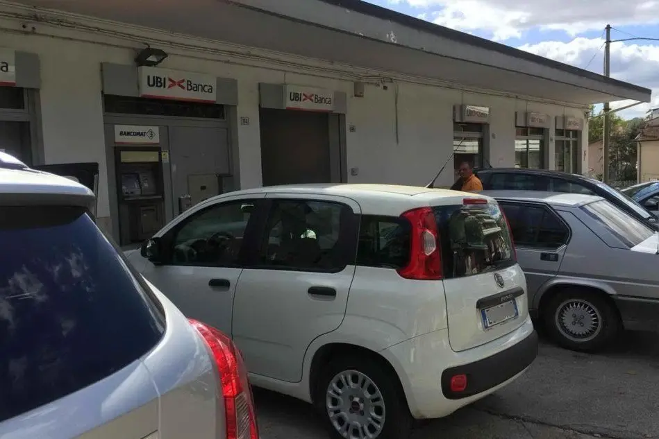 La banca dove due dei tre rapinatori sono stati immortalati dalle telecamere (Ansa)