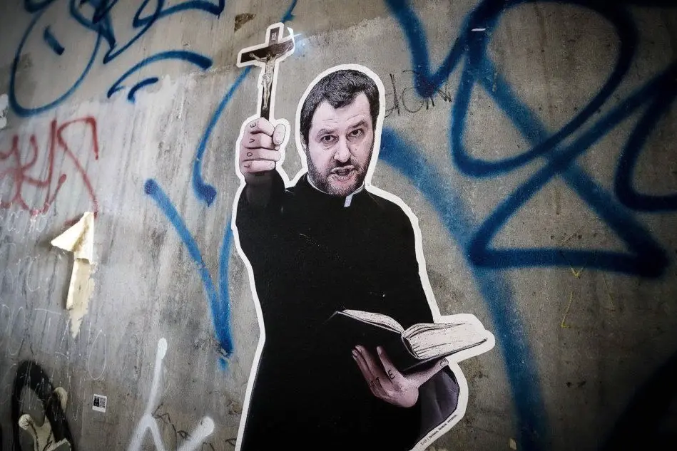 Salvini in versione prete, il murales a Roma in un sottopasso nel quartiere Ostiense