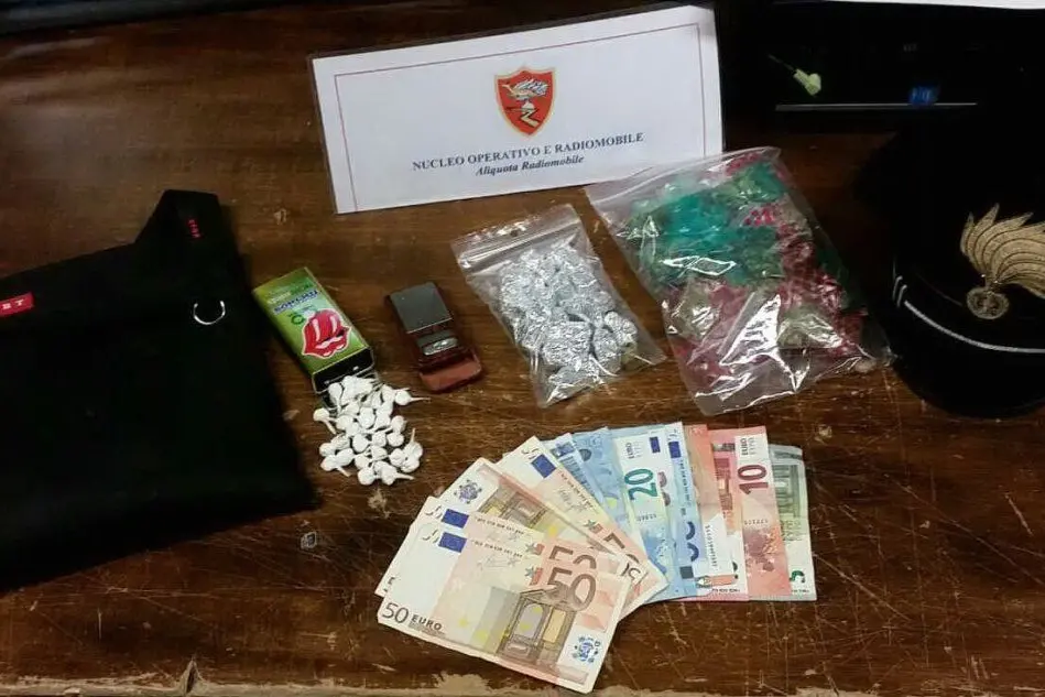 La droga e i soldi sequestrati