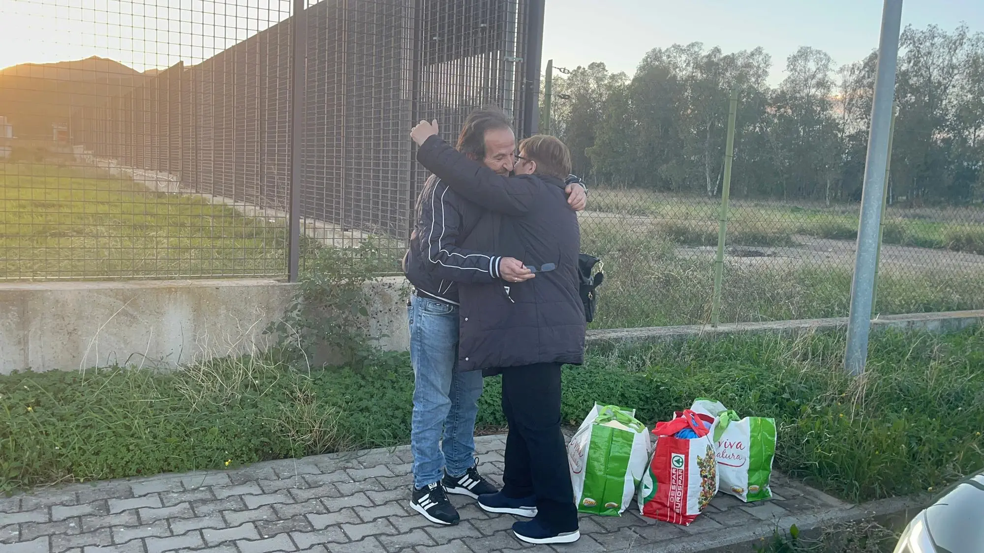L'abbraccio tra Beniamino Zuncheddu e la sorella Augusta subito dopo la scarcerazione