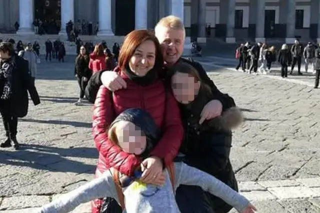 Una foto, tratta da Facebook e risalente a 8 anni fa, mostra Antonella Di Ielsi (S) e Sara Di Vita (in basso al centro), madre e figlia morte all'ospedale di Campobasso (Ansa)