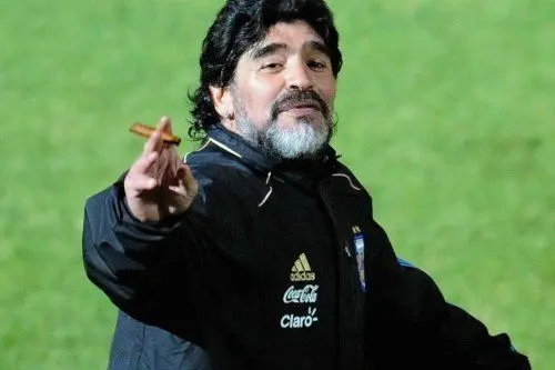 Maradona, allenamento con il sigaro