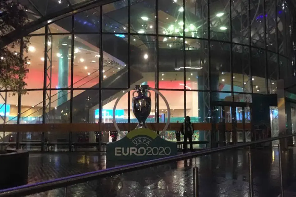 La coppa (foto da Twitter Euro 2020)