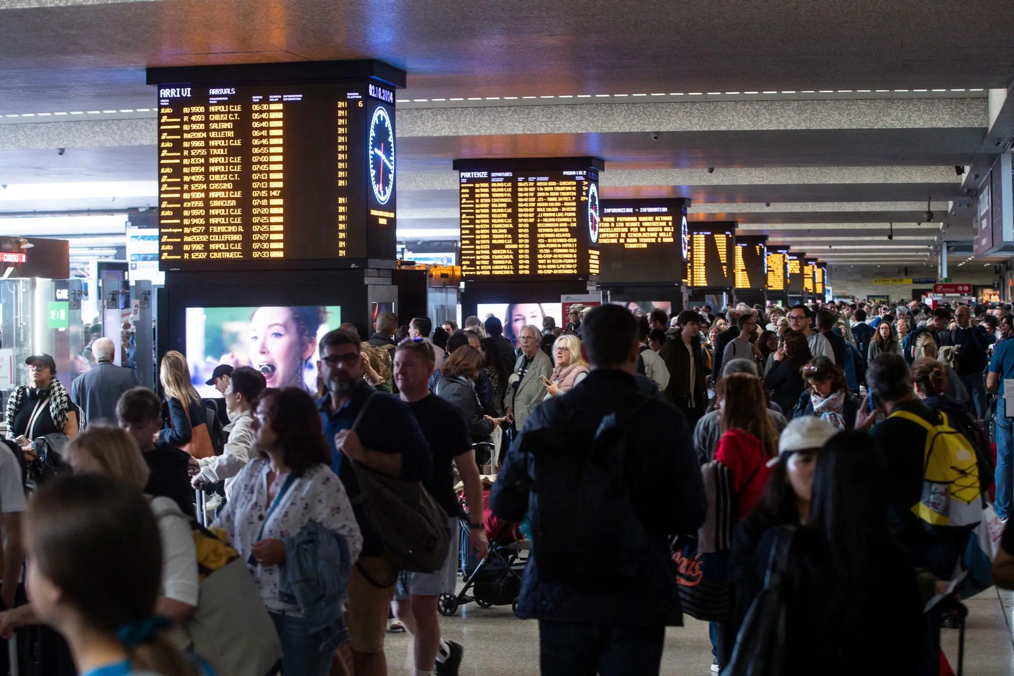 Caos a Roma Termini il 2 ottobre 2024 (ANSA/ANGELO CARCONI)