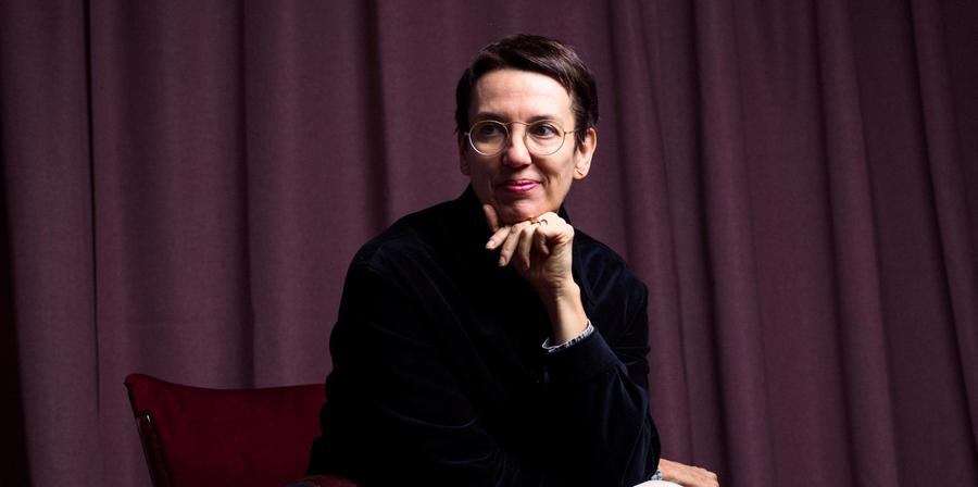 Atto di famiglia: il nuovo, graffiante romanzo di Alessandra Carati