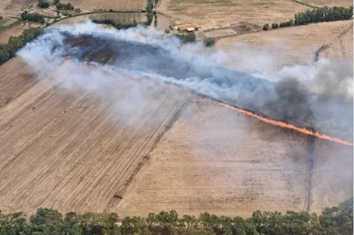 L'incendio a Carbonia (foto corpo forestale)