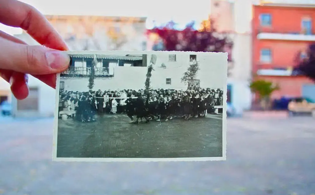 A Domusnovas il passato rivive nel presente con le foto dei fratelli Paolucci. Qui la piazzetta della Repubblica, inaugurata nel 1948