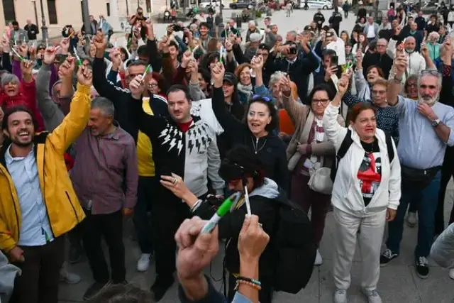 Manifestanti con le "penne alzate" (foto Rais)