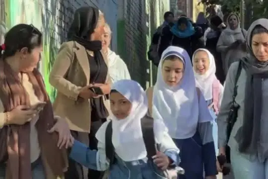 Teheran, l'abbraccio alle madri nel primo giorno di scuola