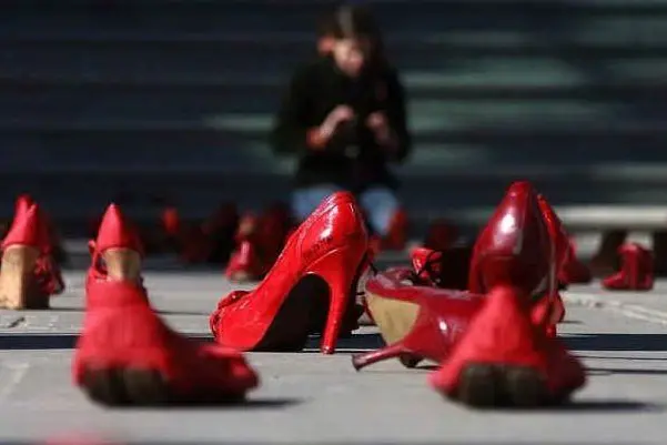 Scarpe rosse simbolo della lotta alla violenza contro le donne (foto Ansa)