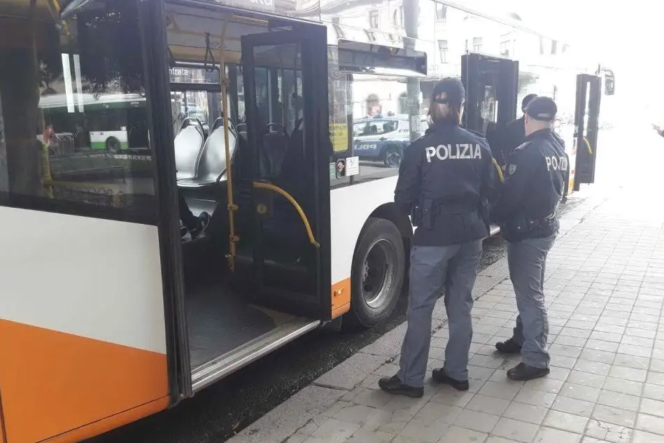 Poliziotti vicino a un bus (foto Andrea Piras)