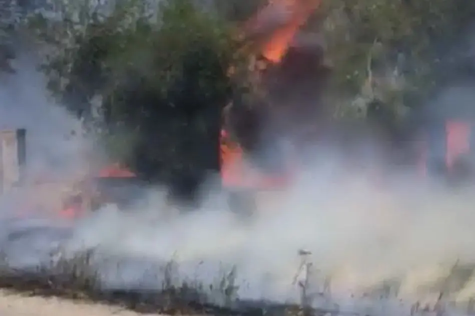 Le fiamme a Siamaggiore (foto concessa)