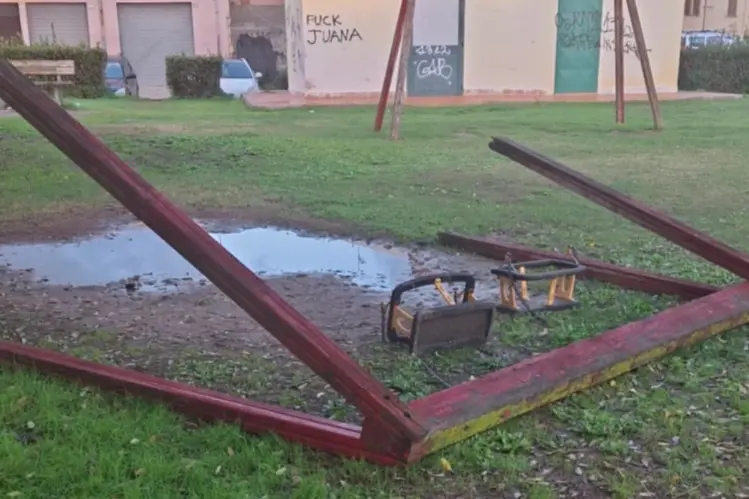 L'altalena divelta nel parco San Gavino a Porto Torres (foto Pala)
