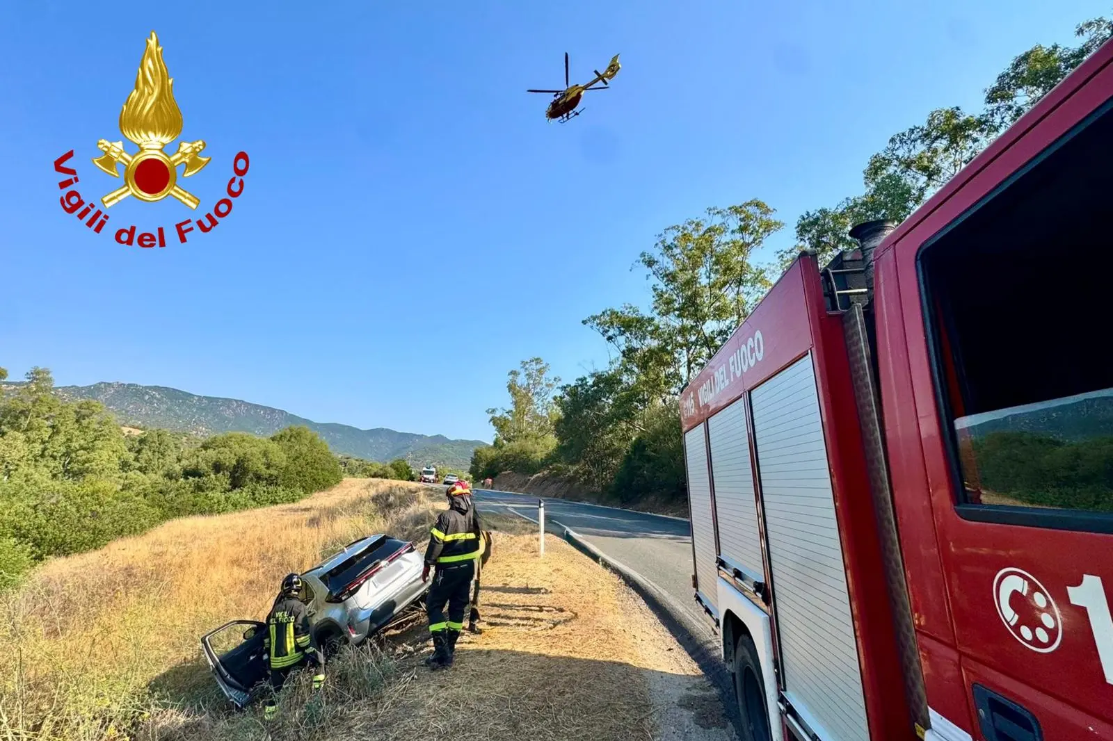 I vigili del fuoco sul luogo dell'incidente nella strada provinciale 19 a Villasimius