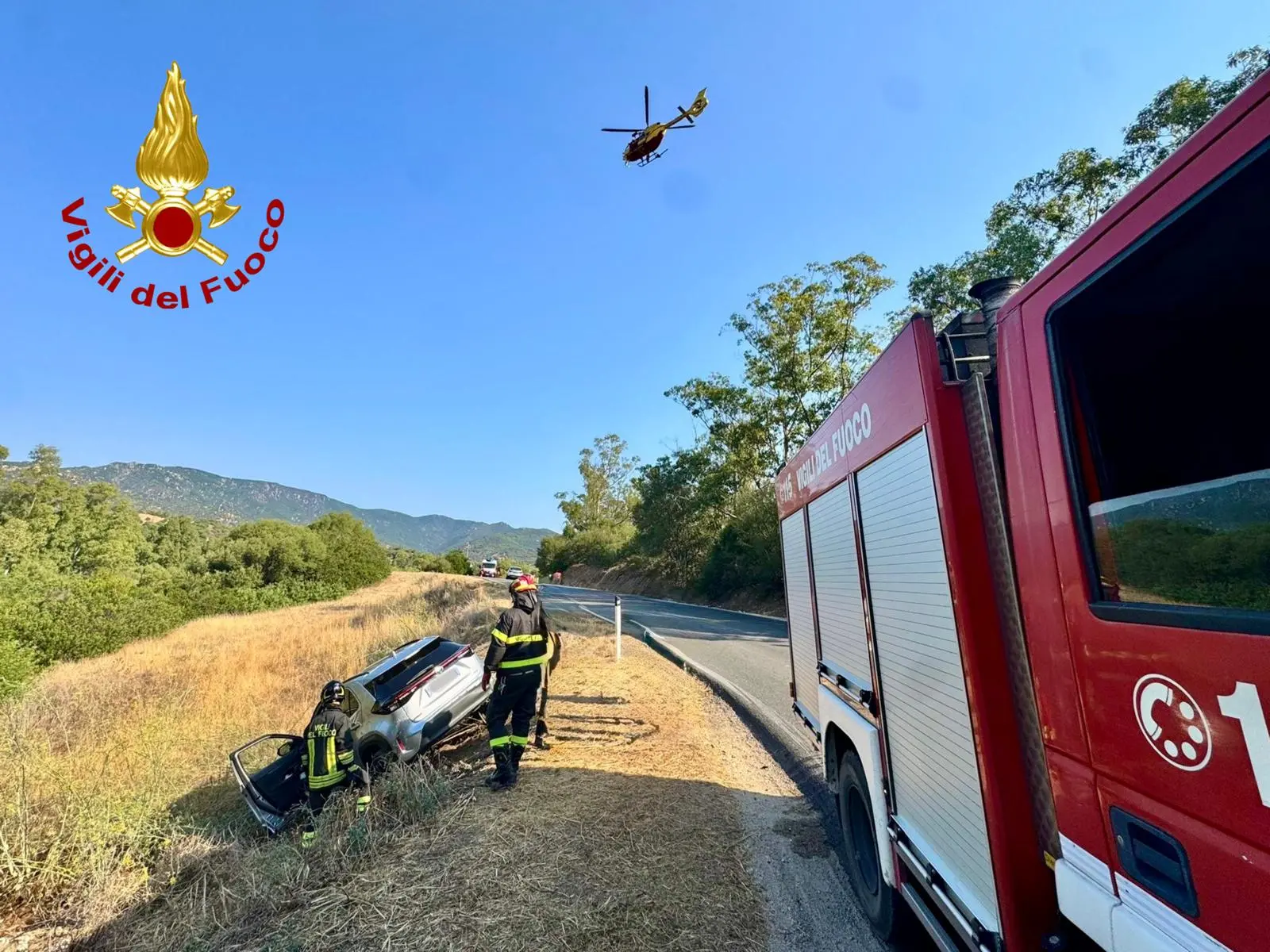 I vigili del fuoco sul luogo dell'incidente nella strada provinciale 19 a Villasimius