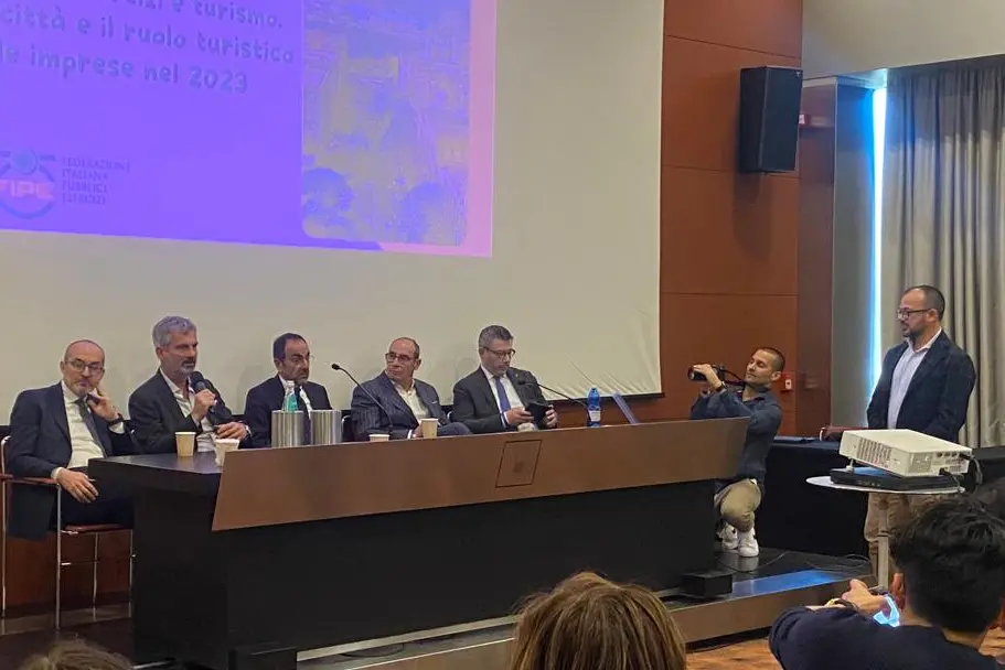 L'incontro organizzato al Thotel falla Fipe Confcommercio Sud Sardegna (foto Fadda)