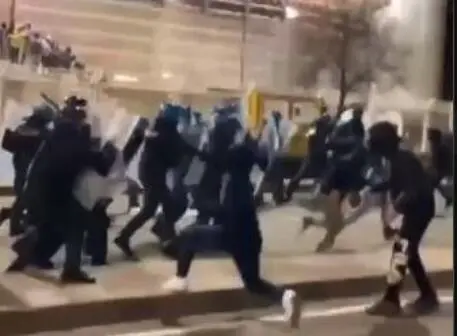 Gli scontri fuori dallo stadio (foto Ansa)